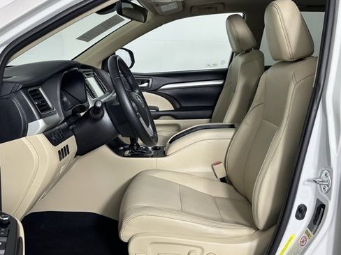 Used 2018 Toyota Highlander XLE image 16