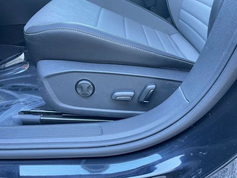 Used 2025 Volkswagen Jetta SE image 23