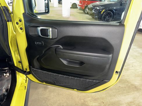 Used 2023 Jeep Wrangler Unlimited Rubicon AWD/4WD image 9