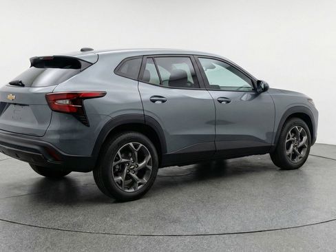 Used 2025 Chevrolet Trax LT image 9