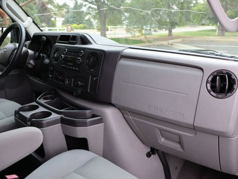 Used 2010 Ford E-350 and Econoline 350 XLT RWD image 17