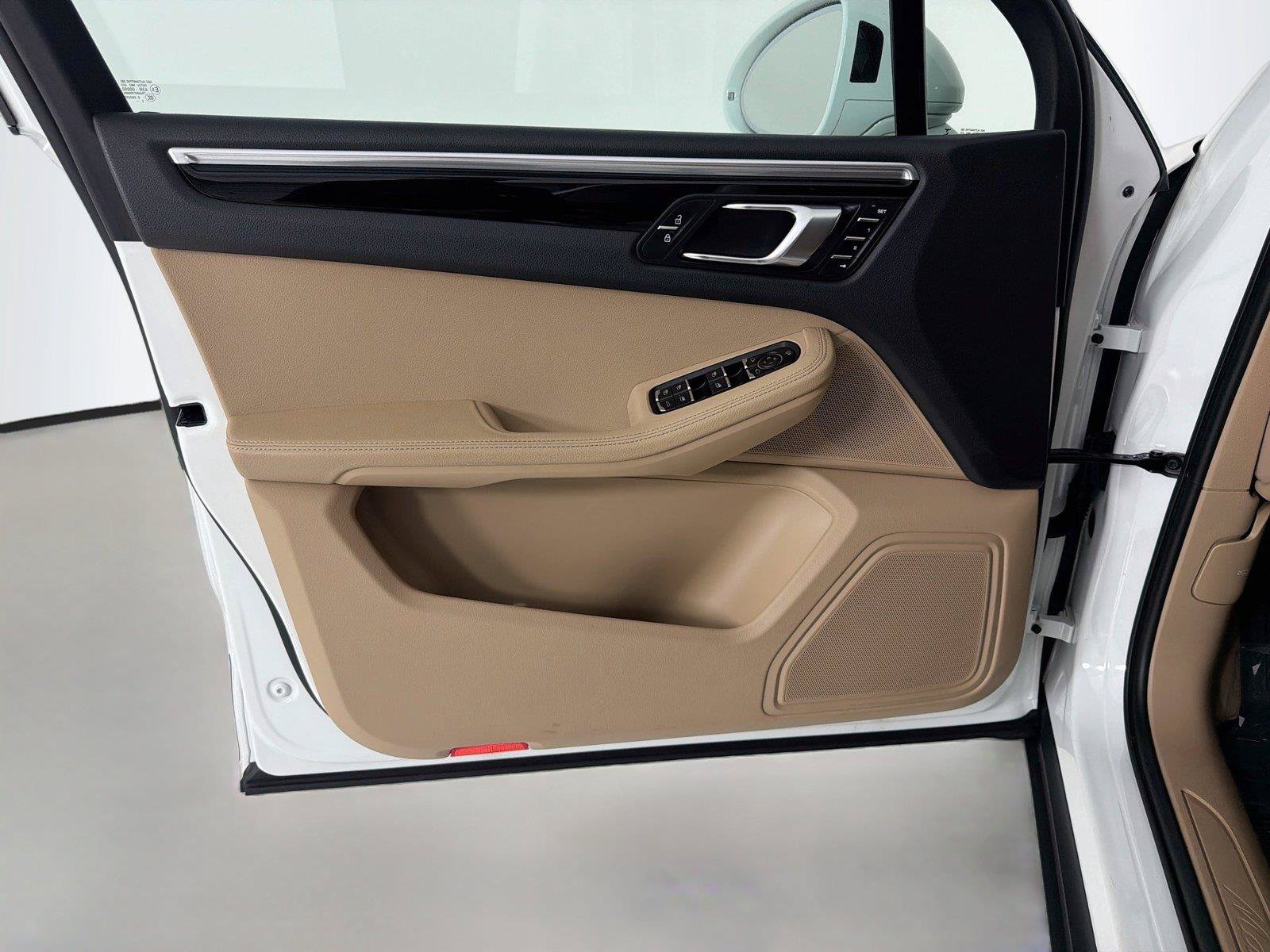 Certified 2023 Porsche Macan AWD/4WD image 7
