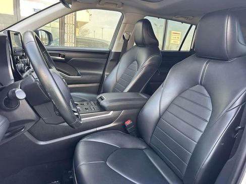 Used 2021 Toyota Highlander XLE image 15