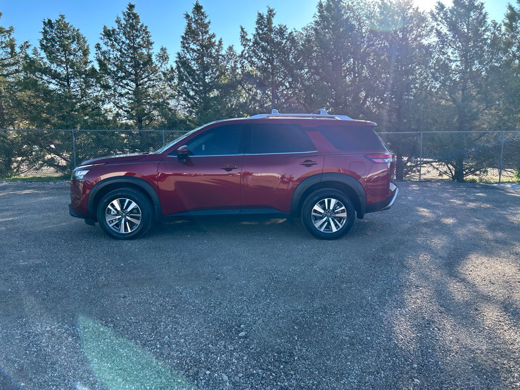 Used 2025 Nissan Pathfinder SL FWD image 3
