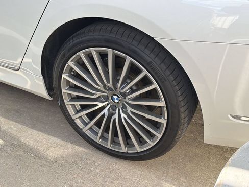 Used 2020 BMW 740i w/ Premium Package RWD image 4