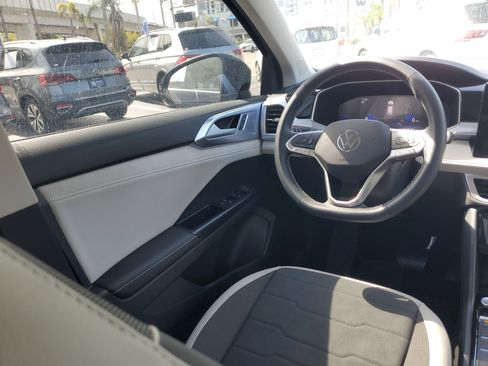 Used 2025 Volkswagen Taos SE w/ Panoramic Sunroof Package image 14