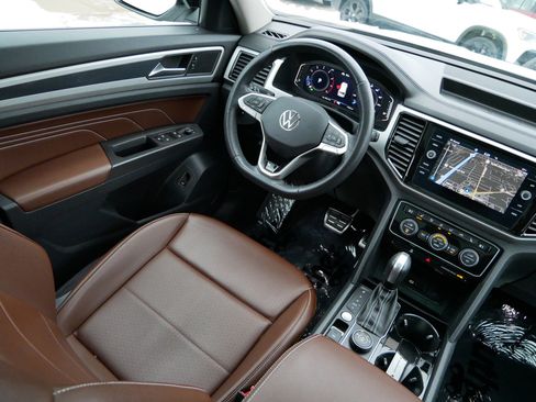 Certified 2022 Volkswagen Atlas SEL R-Line image 9