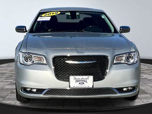 Used 2019 Chrysler 300 Limited image 3