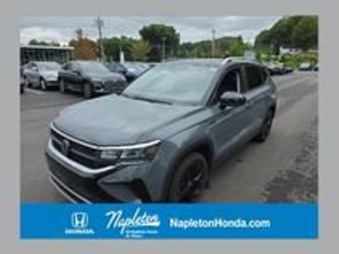 Used 2023 Volkswagen Taos SE w/ Panoramic Sunroof Package FWD image 23
