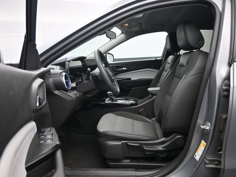 Used 2025 Chevrolet Trax LT FWD image 22
