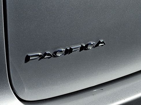 Used 2023 Chrysler Pacifica Touring FWD image 29