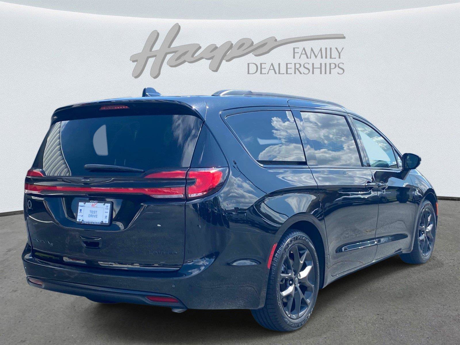 Used 2025 Chrysler Pacifica Limited FWD image 3