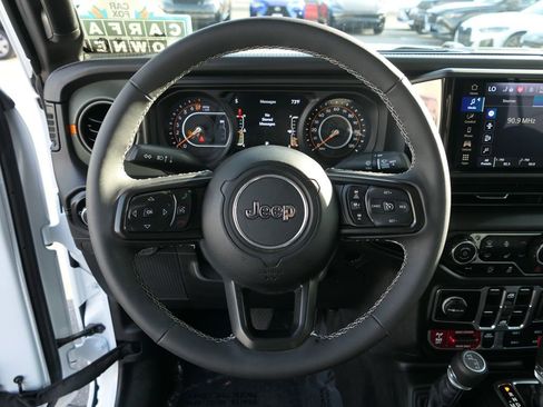 Used 2025 Jeep Gladiator Mojave w/ Convenience Group image 18