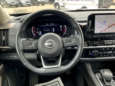 Used 2024 Nissan Pathfinder Platinum image 5