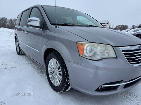 Used 2013 Chrysler Town & Country Limited image 12