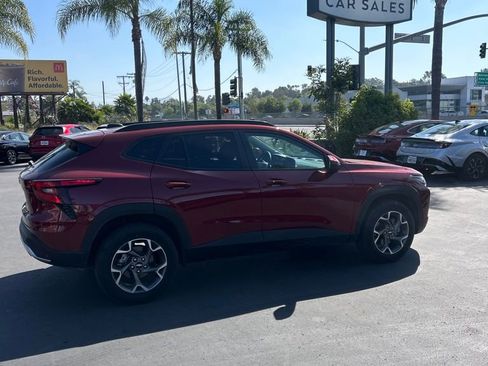 Used 2025 Chevrolet Trax LT w/ LT Convenience Package FWD image 4