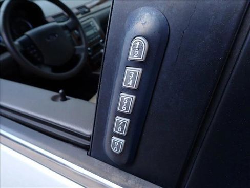 Used 2008 Ford Taurus SEL FWD image 9