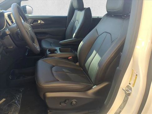 New 2026 Chrysler Pacifica Select image 4