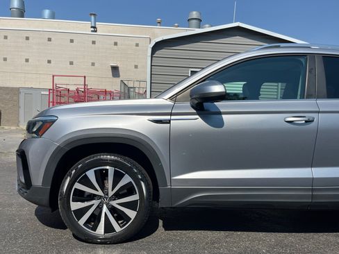 Used 2022 Volkswagen Taos SE w/ Panoramic Sunroof Package AWD/4WD image 9