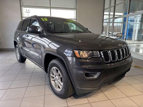 Used 2018 Jeep Grand Cherokee Laredo image 3