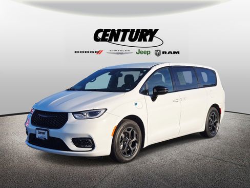 Used 2024 Chrysler Pacifica Limited image 8