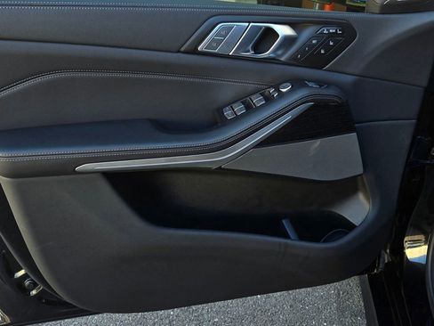 Used 2021 BMW X7 xDrive40i w/ M Sport Package AWD/4WD image 12