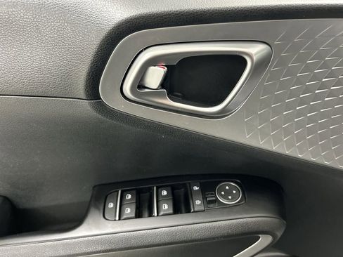 Used 2023 Kia Soul LX w/ LX Technology Package FWD image 11