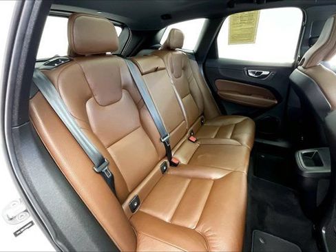 Used 2022 Volvo XC60 B5 Momentum AWD/4WD image 18