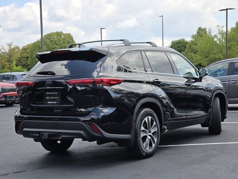 Used 2022 Toyota Highlander XLE AWD/4WD image 26
