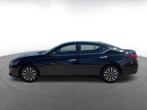 Used 2025 Nissan Altima 2.5 SV FWD image 7