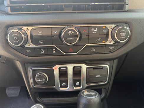 Used 2025 Jeep Wrangler Sport AWD/4WD image 15