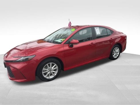 Used 2025 Toyota Camry LE image 3