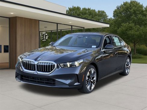 New 2026 BMW 530i w/ Premium Package image 2