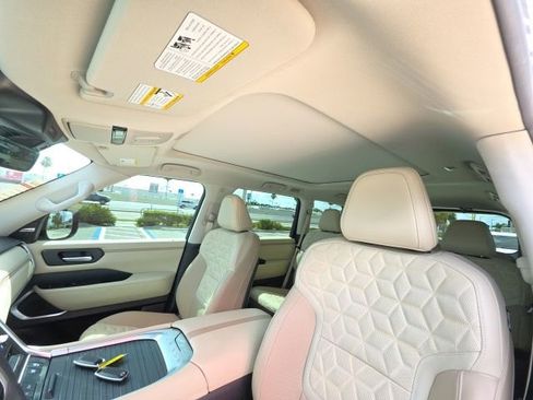 Used 2025 Nissan Armada Platinum Reserve RWD image 14