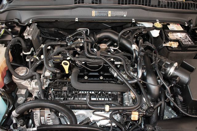 Used 2018 Ford Fusion SE w/ Fusion SE Technology Package FWD image 3