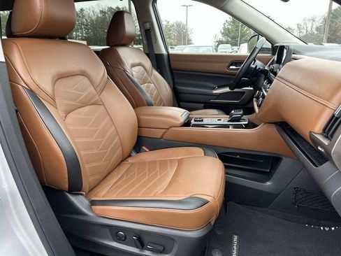 Used 2024 Nissan Pathfinder Platinum image 10