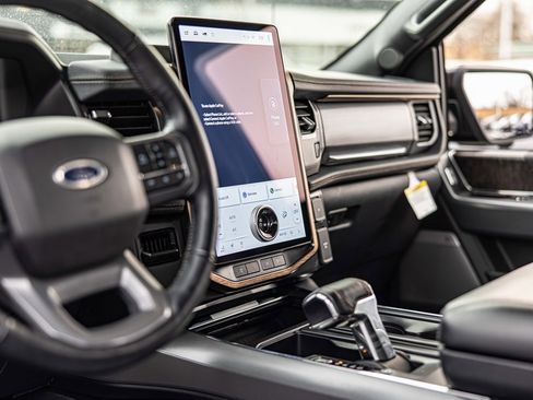 Used 2022 Ford F150 Lightning Lariat image 20