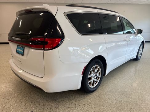 Used 2022 Chrysler Pacifica Touring-L FWD image 5