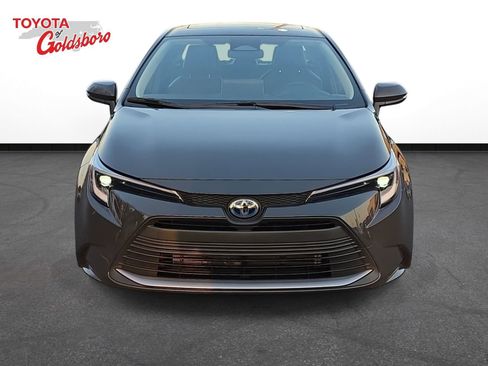Used 2025 Toyota Corolla XLE image 2