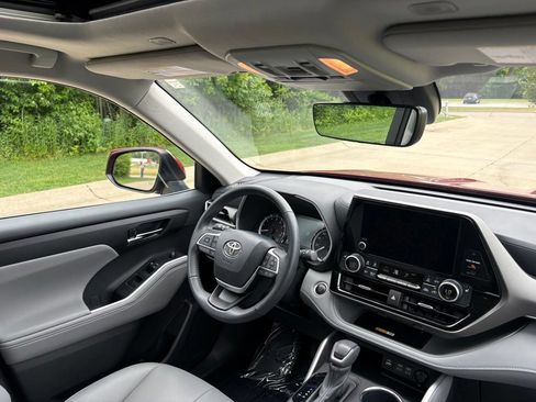 Used 2024 Toyota Highlander XLE AWD/4WD image 33