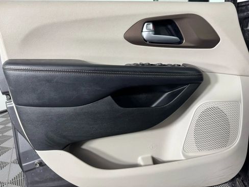 Used 2017 Chrysler Pacifica Touring-L w/ Tire & Wheel Group image 43