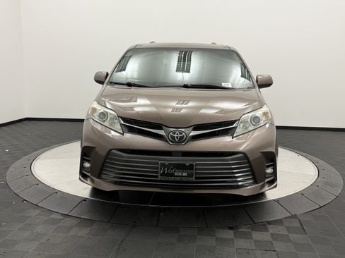 Used 2020 Toyota Sienna XLE FWD image 2