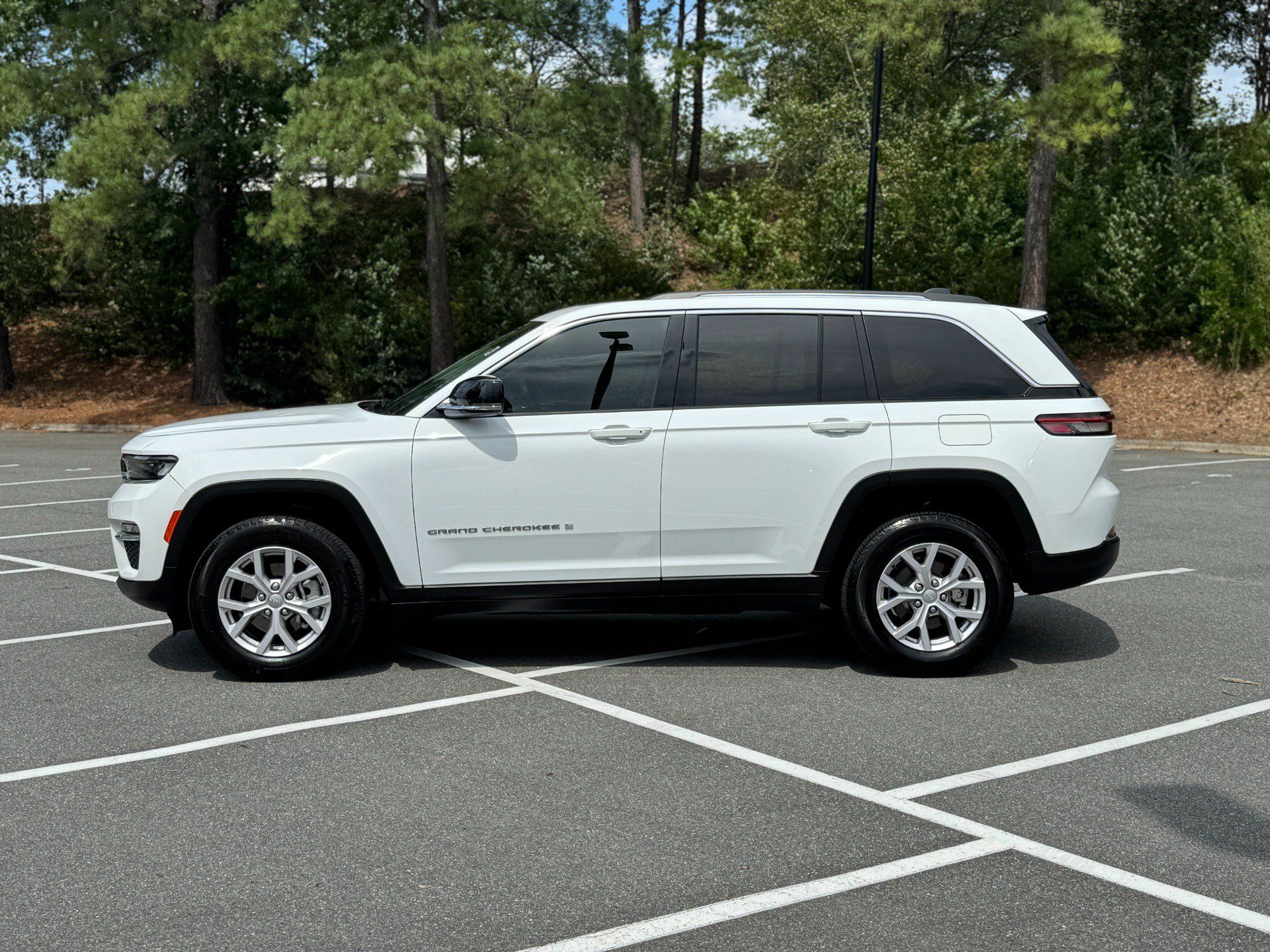 Used 2022 Jeep Grand Cherokee Limited AWD/4WD image 6