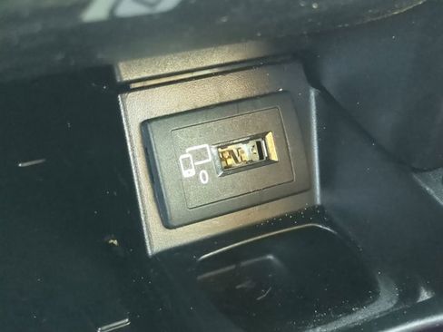 Used 2017 Mercedes-Benz E 300 4MATIC image 22