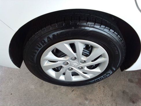Used 2019 Hyundai Elantra SE FWD image 24