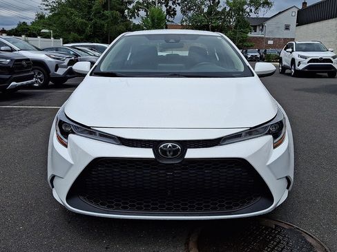 Certified 2021 Toyota Corolla LE FWD image 2