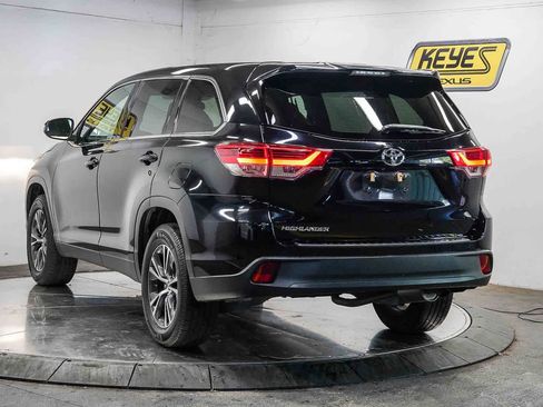 Used 2019 Toyota Highlander LE w/ Carpet Mat Package (TMS) FWD image 2