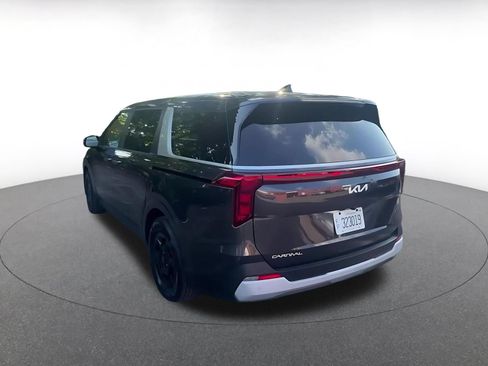 Used 2026 Kia Carnival FWD image 11