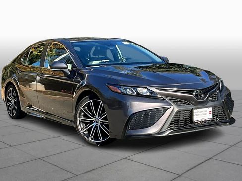 Used 2023 Toyota Camry SE image 2
