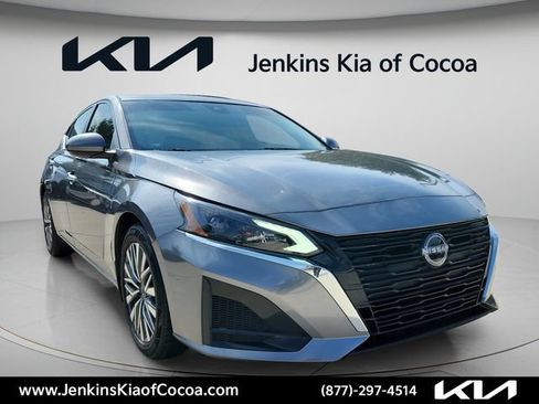 Used 2023 Nissan Altima 2.5 SV FWD image 2